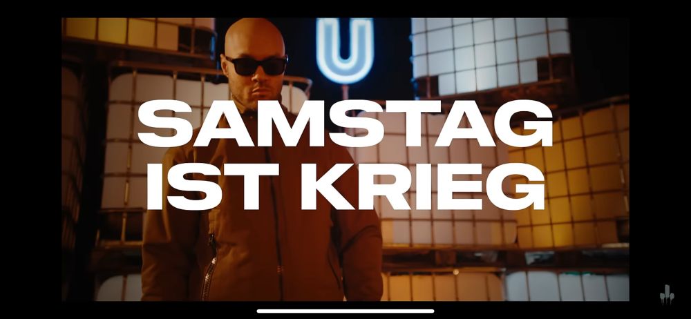 Screenshot aus dem Video des KIZ-Songs „Samstag ist Krieg“. Dort steht „Samstag ist Krieg“