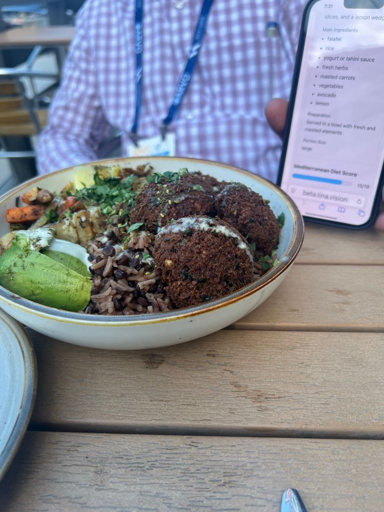Falafel bowl with veggies 