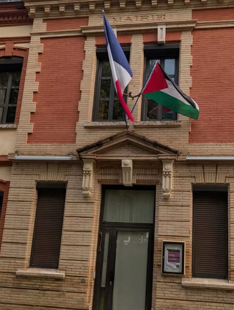 Mairie de Ramonville avec à côté du drapeau français pavoise le drapeau palestinien sur sa façade. 