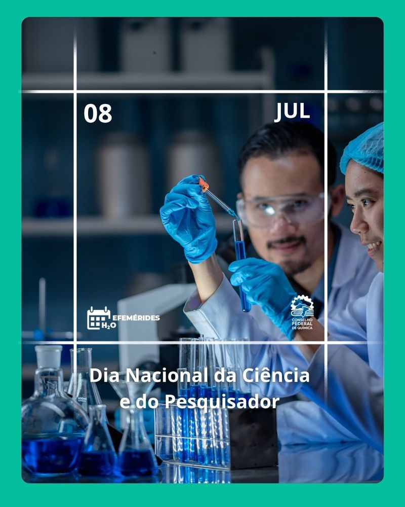 Imagem com moldura em verde, exibindo a data “08 de julho” no topo. No centro da imagem, dois pesquisadores em ambiente de laboratório realizam um experimento: um deles segura uma pipeta sobre um tubo de ensaio contendo líquido azul. Ambos usam jaleco, luvas e equipamentos de proteção. Na parte inferior, aparecem frascos de vidro com soluções azuis. Na imagem, também há a indicação da editoria “Efemérides” com ícone de calendário, o logotipo do Conselho Federal de Química e a frase: “Dia Nacional da Ciência e do Pesquisador”.