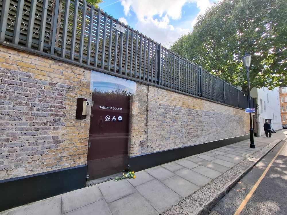 דלת ביתו של פרדי מרקורי בלונדון, בתאריך של יום הולדתו ה-79