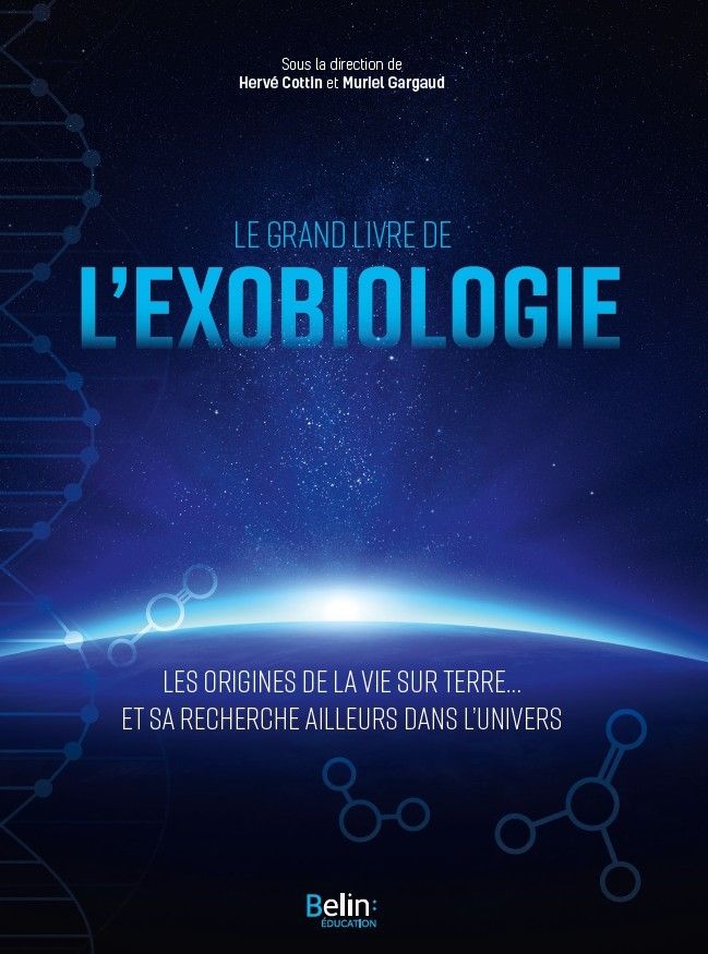 Couverture de l'ouvrage collectif titré : "Le Grand livre de l'Exobiologie". Des dessins de molécules et d'ADN se superpose sur l'image de fond bleutée d'un levé de soleil sur une planète, vue de l'espace.