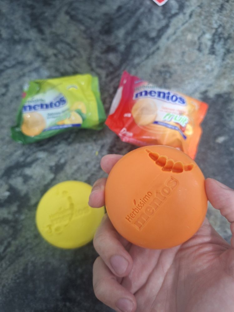 Tentei comer duas balas mentos gigantes, uma de 'fruit'  E uma de 'lemon'. Muito ruim