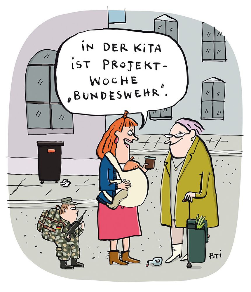 Ein kleiner Junge in Bundeswehruniform, seine Mutter und eine ältere Dame stehen zusammen auf der Straße. Die Mutter sagt zur Dame: „In der Kita ist Projektwoche ,Bundeswehr‘.” Die lächelt zufrieden.
