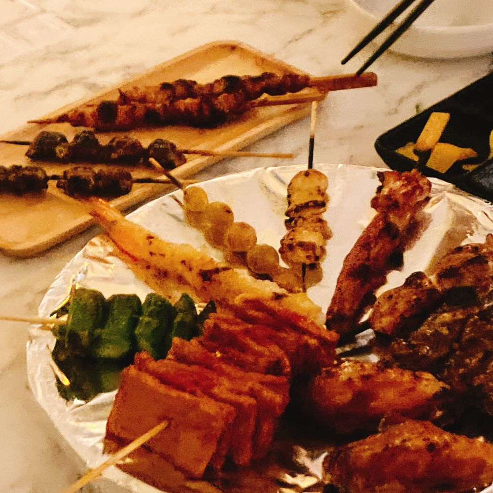 오랜만에 만난 지인들이랑 꼬치구이 먹었음
원래는 야식으로 이거 먹고 새벽에 투스텝연습회 하기로 했는데 대관한 연습실이,,, 도어락 비밀번호를 안 알려줘서 실패함