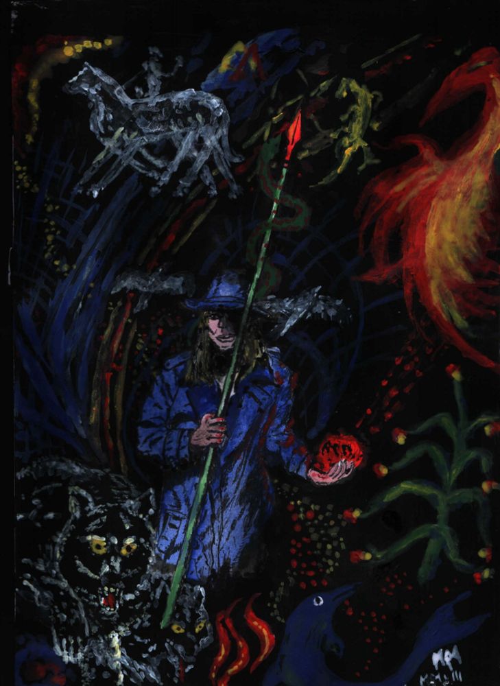 Mann in blauem Trenchcoat mit tief ins Gesicht gezogenem blauen Hut. Er hält einen Speer mit rot glühender Spitze in der rechten, ein Stück glühende Kohle in der linken Hand. Im Hintergrund auf schwarzem Grund glühende mytholische Figuren.
