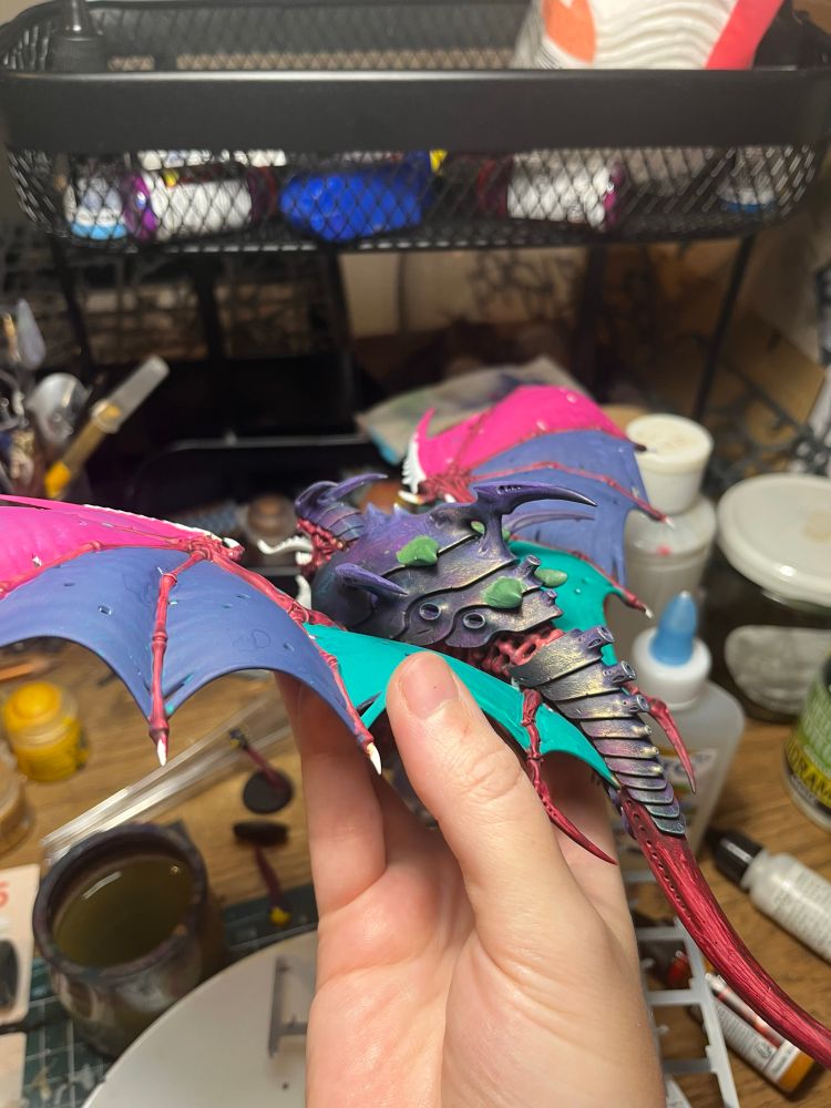 Une harpie tyranide partiellement peinte avec des rajouts de green stuff sur le dos