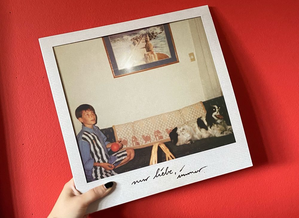 das neue casper album „nur liebe, immer.“ auf vinyl vor einer roten wand