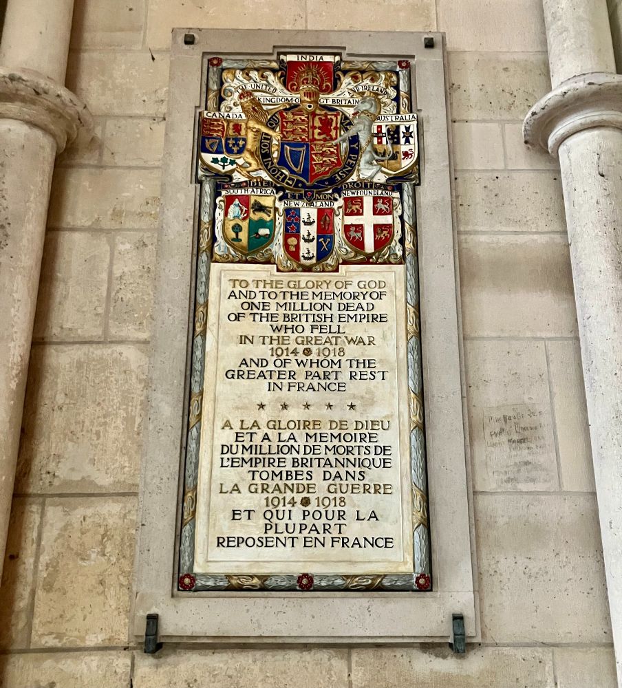 Memorial to the dead of the Great War. Above the text are the emblems for India, Canada, New Zealand, South Africa and Newfoundland. The text is in both English and French, and reads: To the glory of God and to the memory of one million dead of the British Empire who fell in the Great War 1914-1918 and of whom the greater part rest in France
