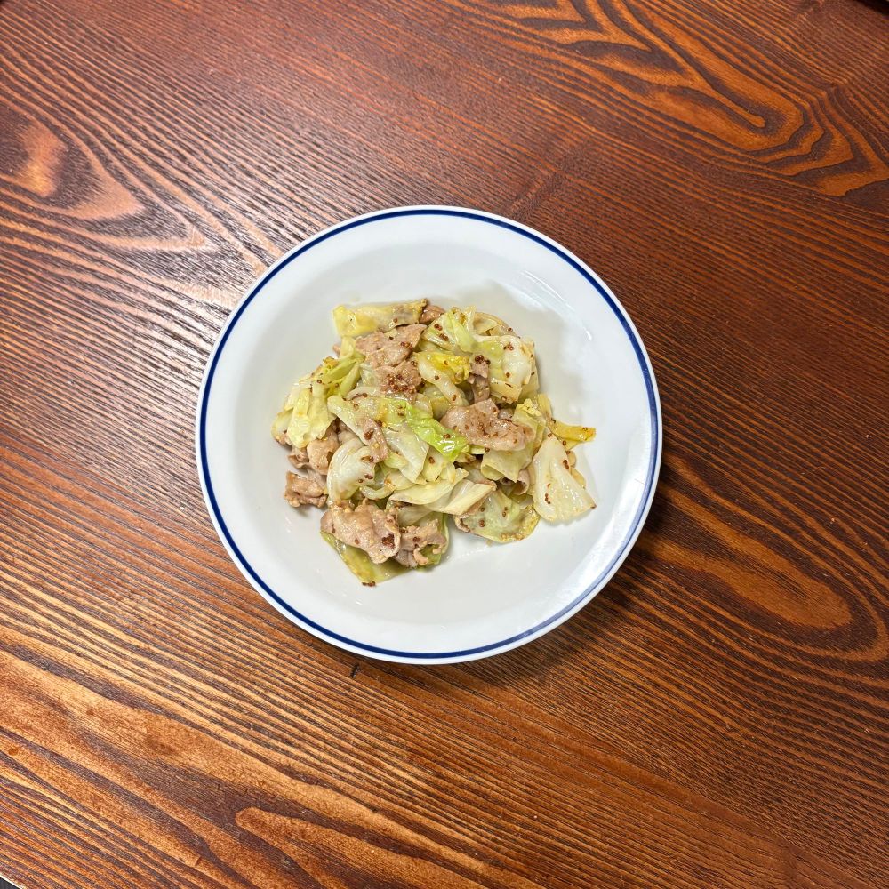 豚ばらとキャベツを粒マスタードで炒めたもの。