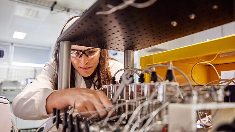 PhD student in UK Catalysis Hub laboratory. © Research Complex at Harwell. Photographer: David Fisher.