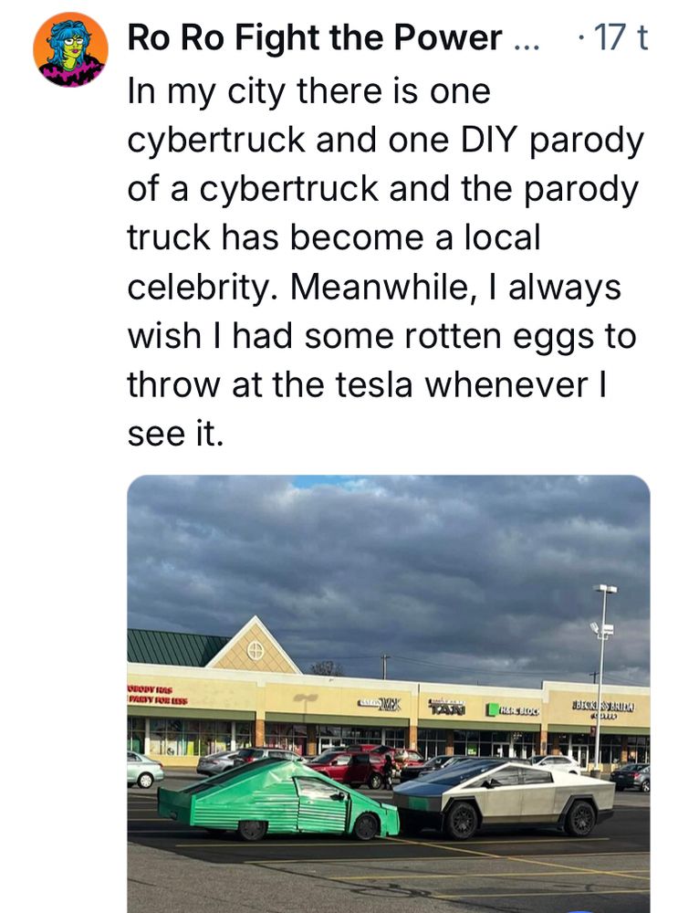 Amerikkalaisen ostoskeskuksen parkkipaikalla vastakkain ovat Tesla Cybertruck ja kirkkaanvihreäksi maalatuista pellipaloista kyhätty kolmionmuotoinen auto. 