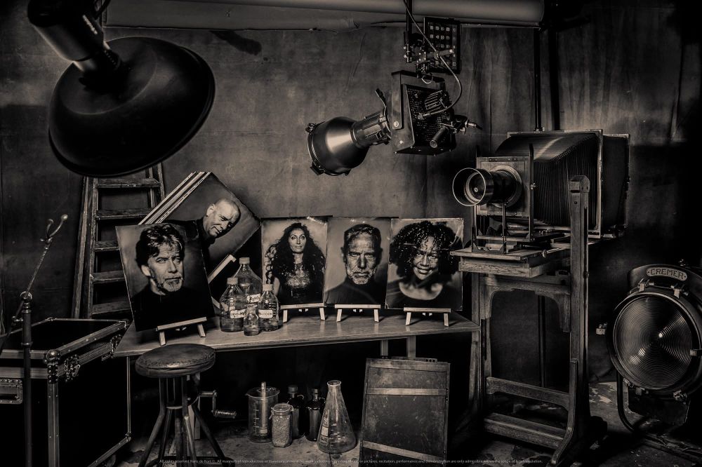 Fotograferen met het collodiumproces en tintypes en glasplaten maken?

Op zaterdag 3 mei geef ik een tintype- en ambrotype-workshop in mijn daglichtstudio in Hilversum, op slechts drie minuten lopen van het station.

In deze praktische fotografie-workshop ontdek je de 19e-eeuwse techniek van het wet plate collodiumproces. Je leert hoe je een natte plaat voorbereidt: van het gieten van collodium op zowel metaal (tintype) als op glas (ambrotype), het lichtgevoelig maken, belichten, ontwikkelen, fixeren en vernissen. Je maakt zelf foto’s en werkt op de platen die je hebt voorbereid. Aan het einde van de dag ga je naar huis met een uniek, handgemaakt kunstwerk: jouw eigen natte platen, een tastbaar resultaat van deze fascinerende historische techniek.

Iedere deelnemer neemt minimaal twee 4x5 tintypes mee naar huis. Om de kwaliteit van de begeleiding te waarborgen, werk ik met een kleine groep van maximaal vier cursisten.

De prijs per persoon is €240, inclusief materiaal, koffie, thee, lunch en BTW. Bij voldoende aanmeldingen ontvang je uiterlijk een week van tevoren de definitieve bevestiging na betaling.