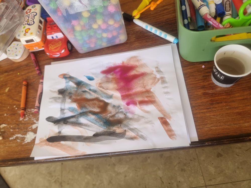 כתם וורוד גדול קווים שחורים בצבעי מים