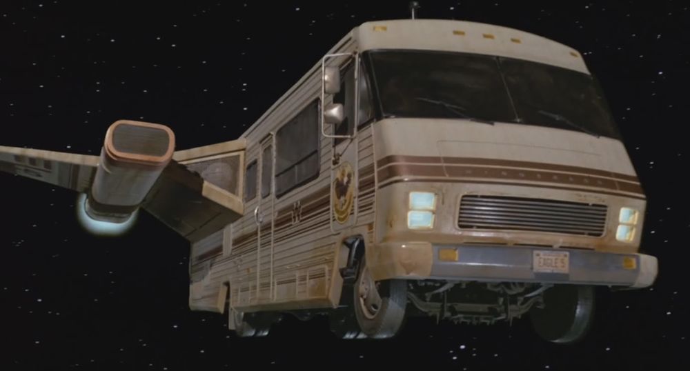 Das Raumschiff aus Spaceballs. Ein Camper, an den Flügel und Triebwerke dran improvisiert wurden. Es wirkt etwas schäbig.