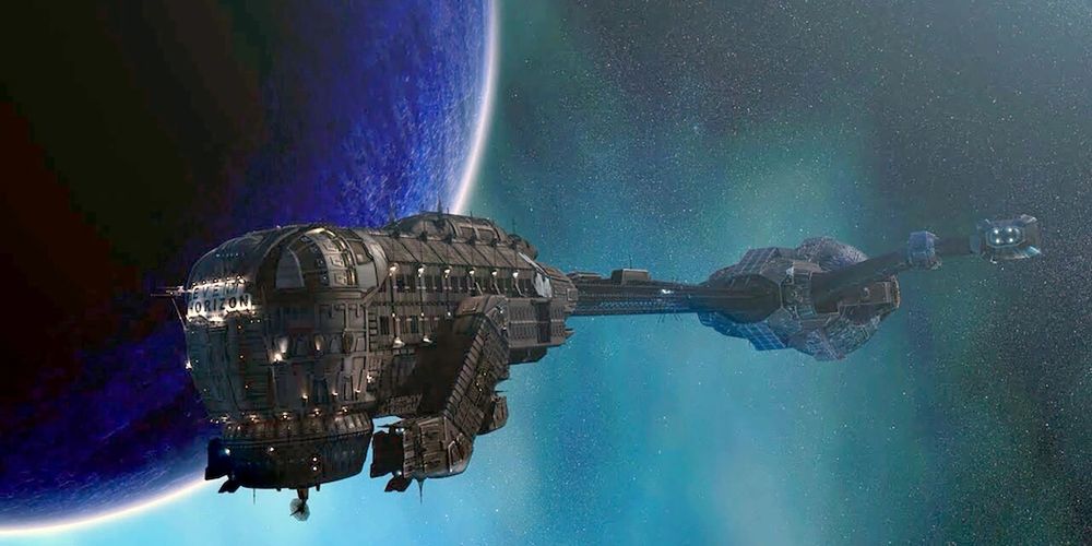 Event Horizon. Im Vordergrund das düster wirkende Schiff, dahinter ein wenig einladend aussehender Planet und schwach grünlich leuchtende Gasnebel.