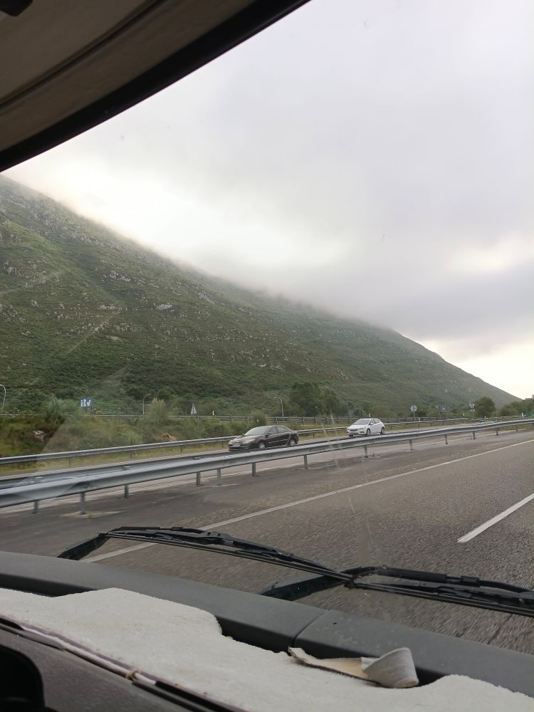 Ein Gebirge, von Nebel umhängt. Sieht fast aus wie Schottland.