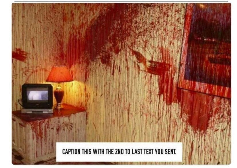 Eine zimmer Ecke mit einem kästchen wo eine Lampe und ein Mini Fernseher drauf sind. Alles ist voller blut