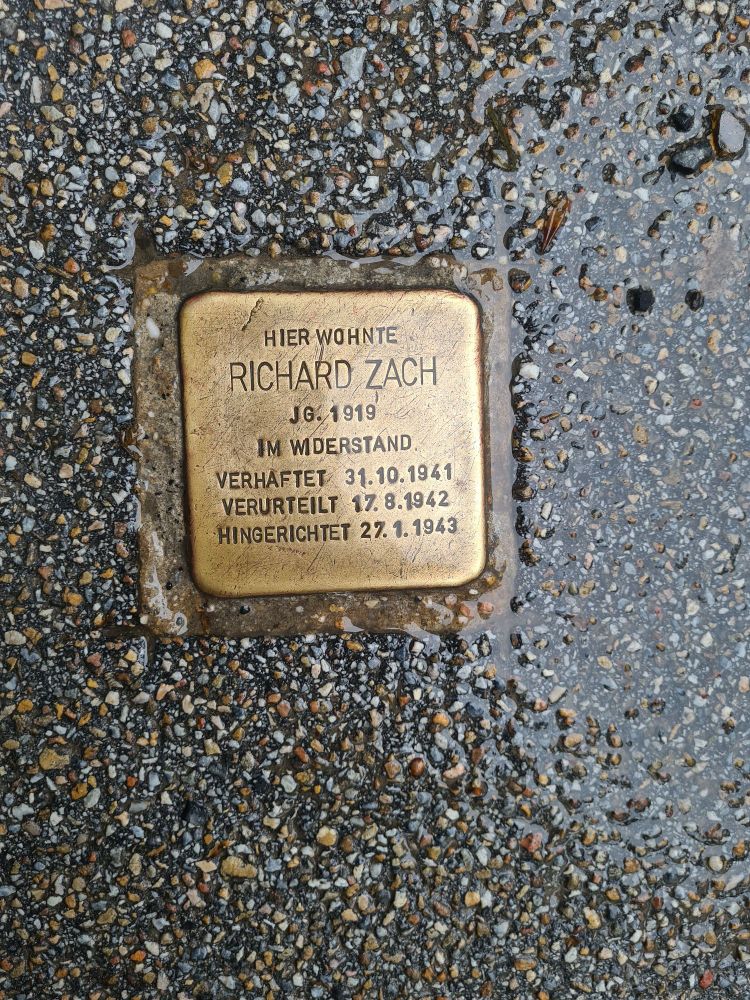 Geputzter Stein
Hier wohnte
Richard Zach
JG 1919
Im Widerstand
Verhaftet 31.10.41
Verurteilt 17.8.1942
Hingerichtet 27.1.43