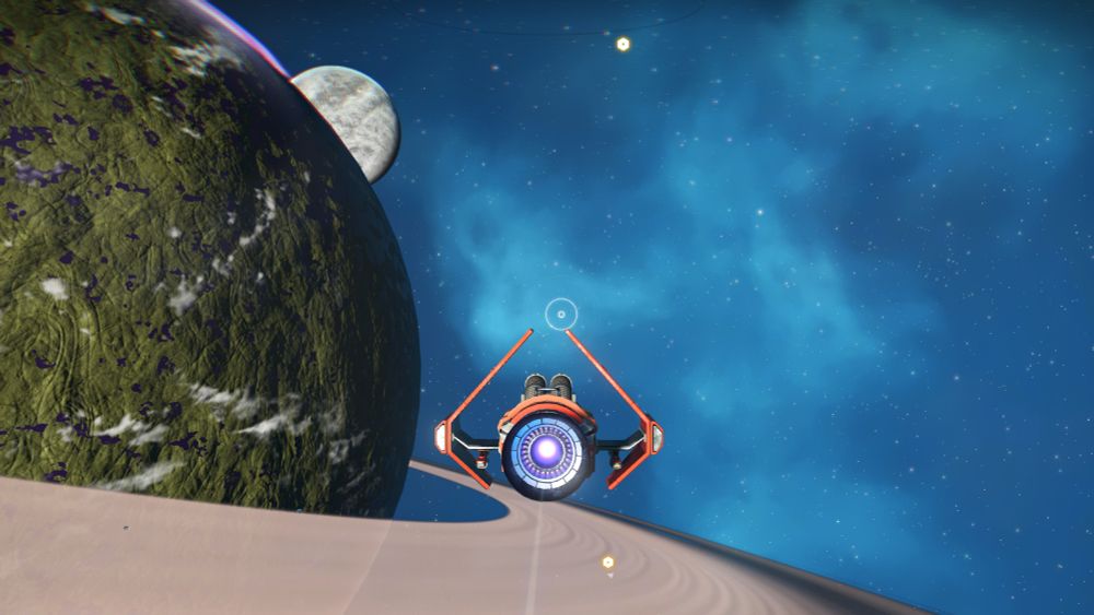 Ein Raumschiff fliegt an einem grünen Planeten mit Ringen vorbei, man sieht in der Ferne einen Mond