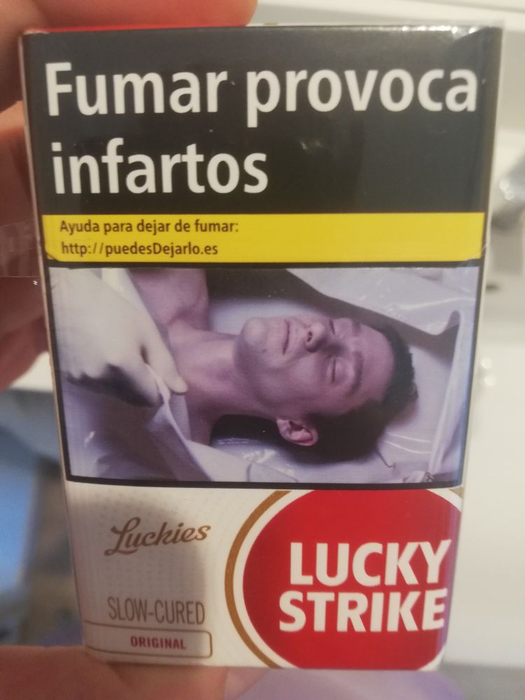 Spanische zigarettenpacckung mit warnhinweis "Fumar provoca infartos"
