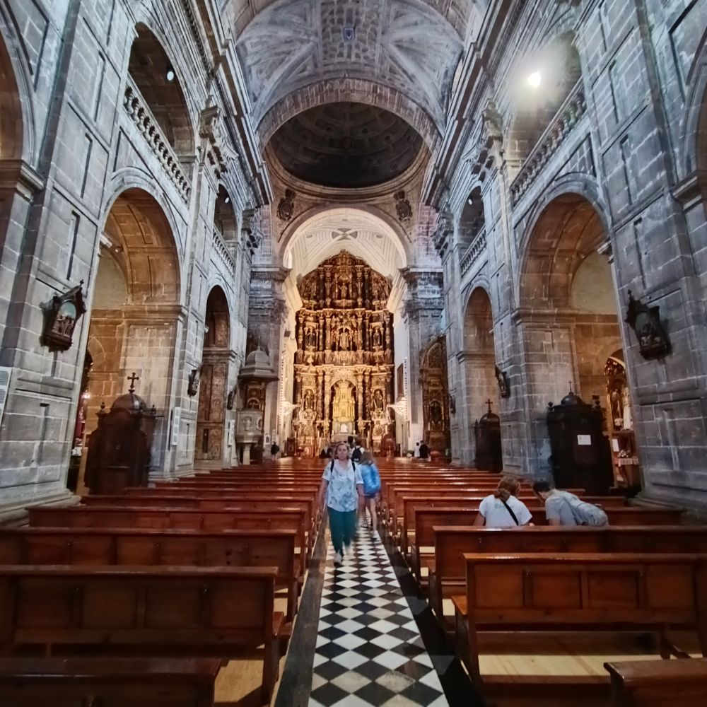 Eine große Kathedrale von innen