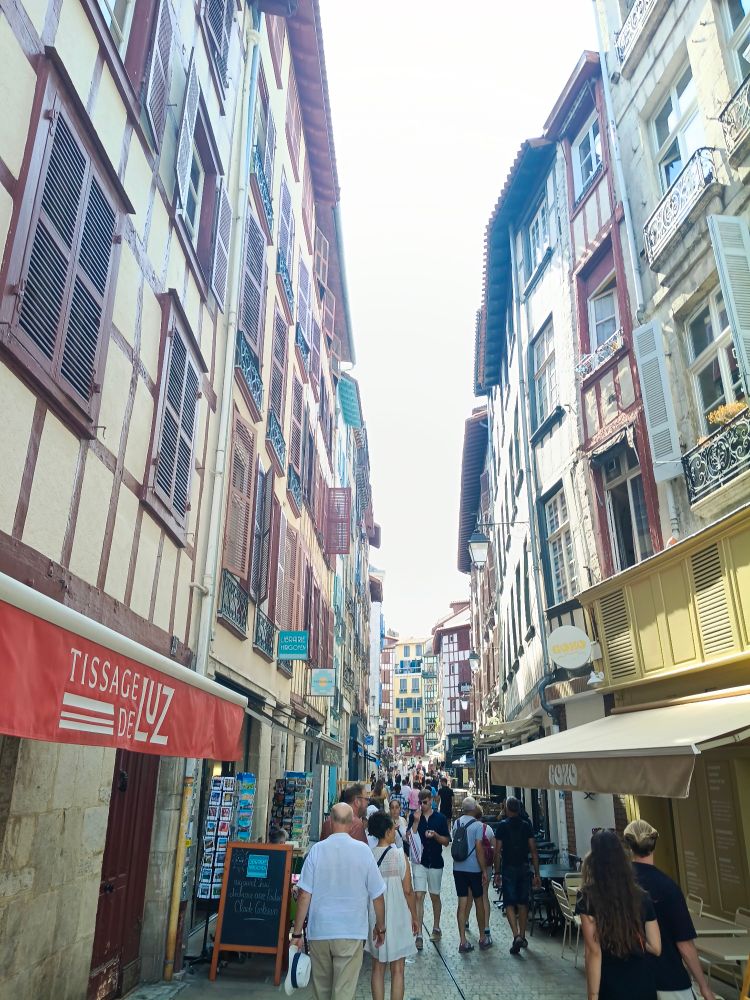 Eine schmale Gasse mit alten häusern