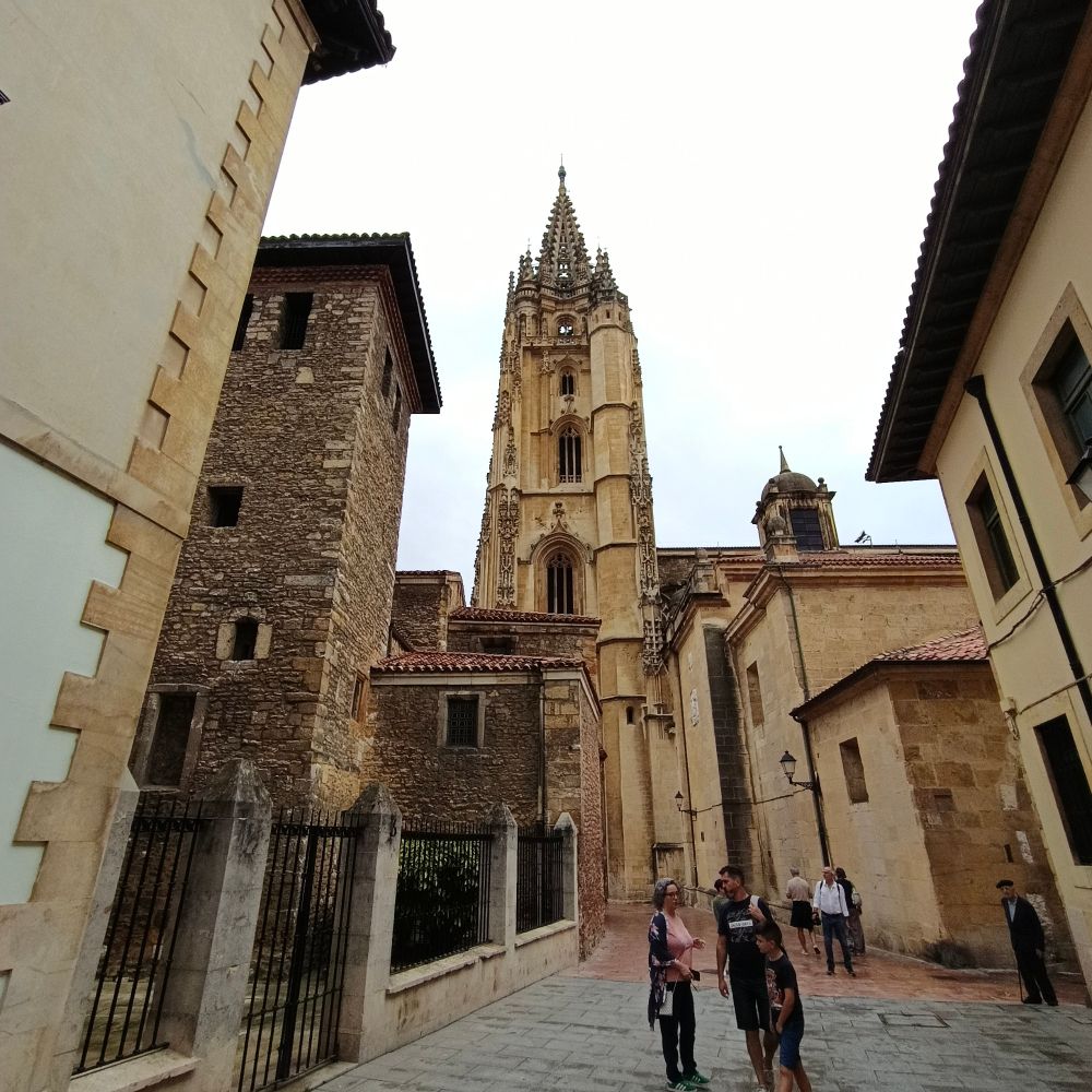 Der Turm der Kathedrale ragt über einer mittelalterlichen straße