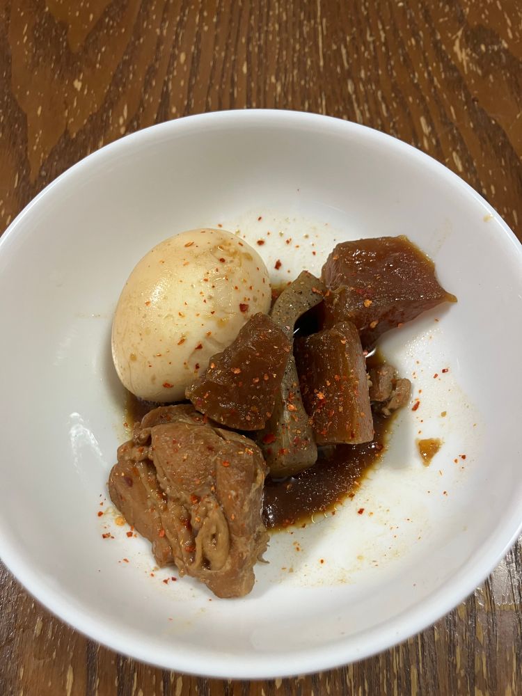 鶏肉の角煮？味噌おでん？
鶏肉、大根、こんにゃく、卵