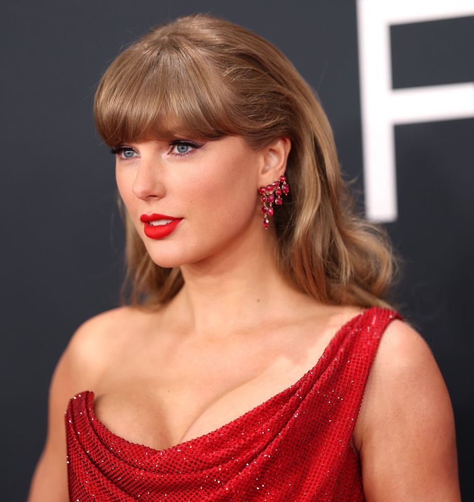 Taylor swift being stunning 