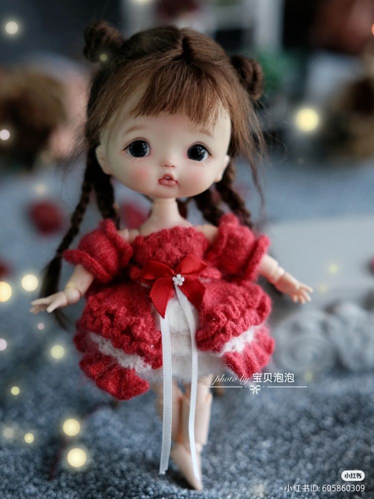 1/12 사이즈 구제관절인형에게 붉은 색 드레스를 입힌 모습