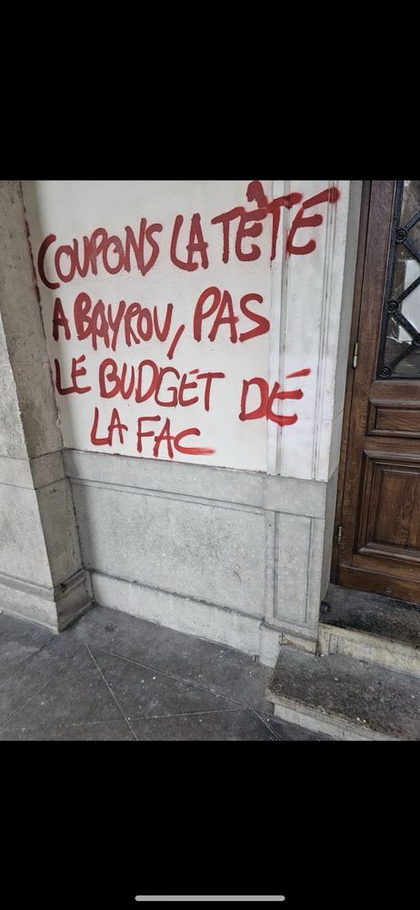 Tag à Lyon 2 : « Coupons la tête à Bayrou, pas le budget de la fac. »
