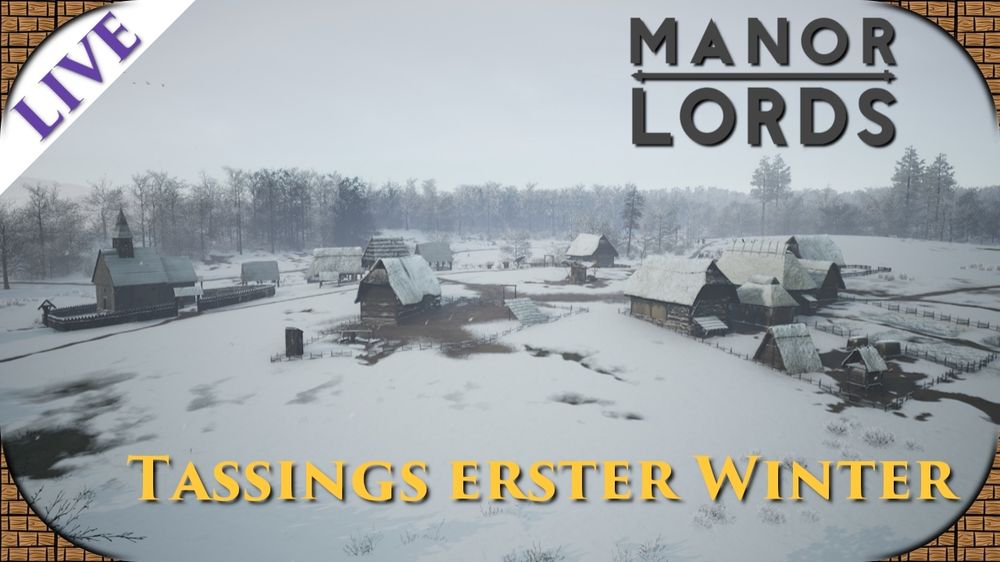 Screenshot des Dorfes aus dem 1. Livestream mit einem verschneiten, mittelalterlichen Dorf. Ein paar Höfe und eine einfache Holzkirch3 sind im Vordergrund zu sehen, im Hintertrund einige Bäume eines Waldes. Oben rechts der Schriftzug "Manor Lords" und unten der Schriftzug "Tassings erster Winter".