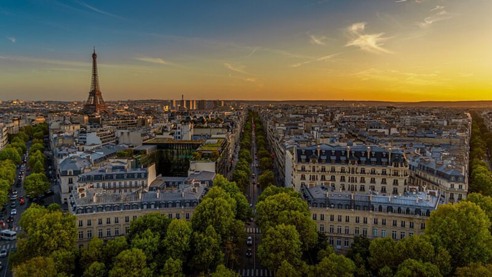 París, la ciudad que nunca ardió y fue liberada por españoles. - La Biblioteca de Pérgamo