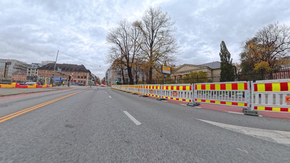 Bilde av Rådhusgata ved Langkaia hvor sykkelfeltet er sperret. 