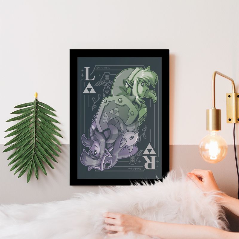 Um pôster com a arte "Um par do mesmo naipe", que mostra Link e Ravio de The Legend of Zelda como opostos em um motif de carta de baralho.