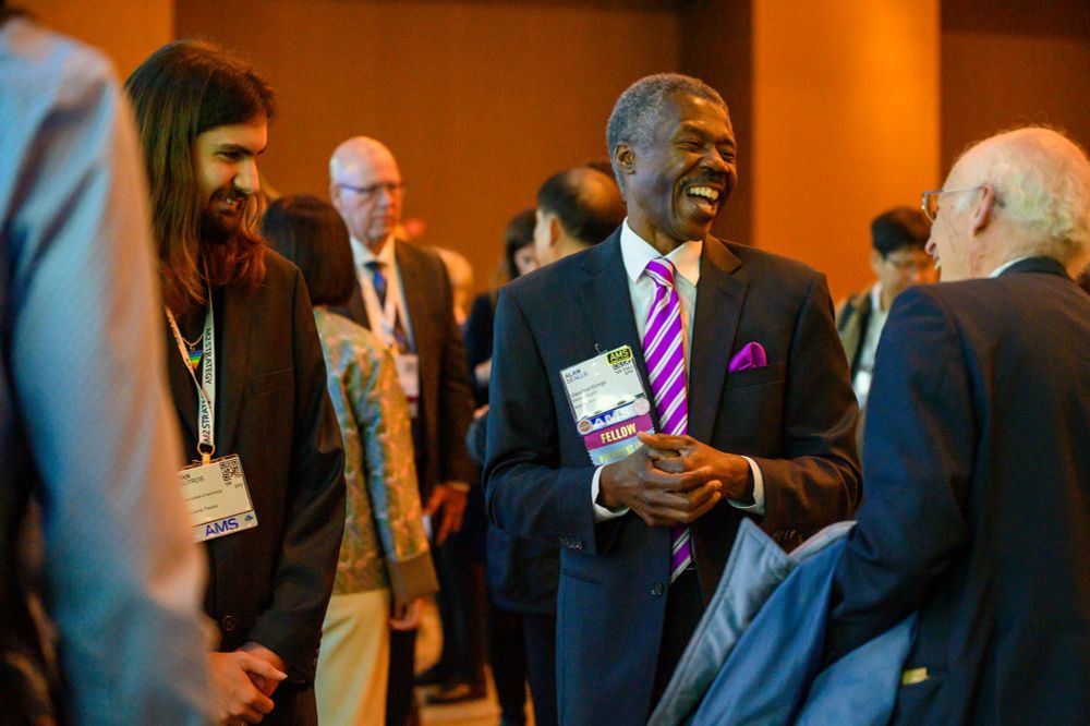 Alan Sealls talks with attendees at the AMS 105th Annual Meeting. Photo credit: Zack Smith Photography.