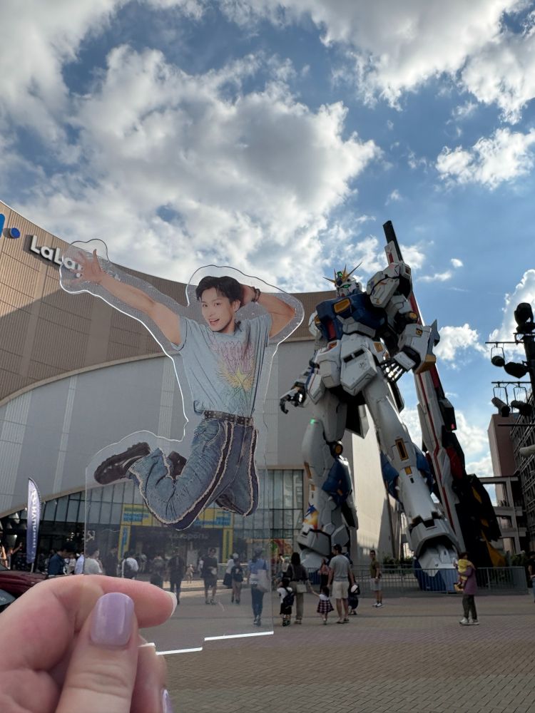 ららぽーと福岡のνガンダム立像の表側に、推しのORβITの安藤誠明(TOMO)くんの笑顔でジャンプするアクスタを添えて。