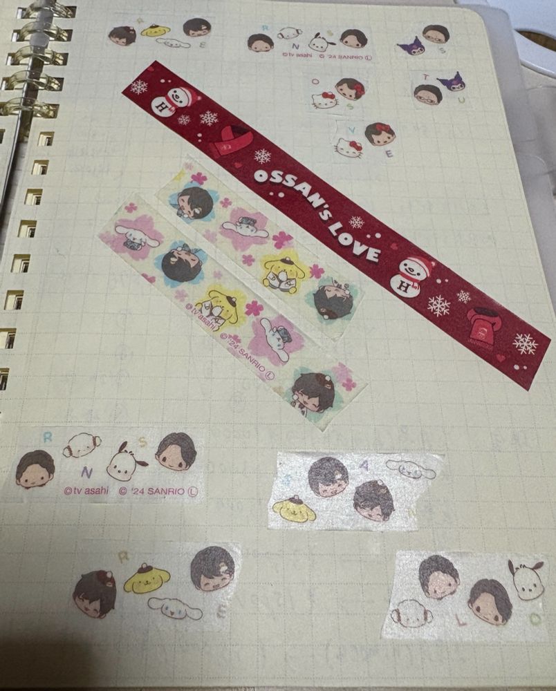 おっさんずラブリターンズのグッズ、雪だるまとマフラーモチーフのマスキングテープと、おっさんずラブリターンズとサンリオコラボのマスキングテープを、ロルバーンノートLの一面に貼り付け。