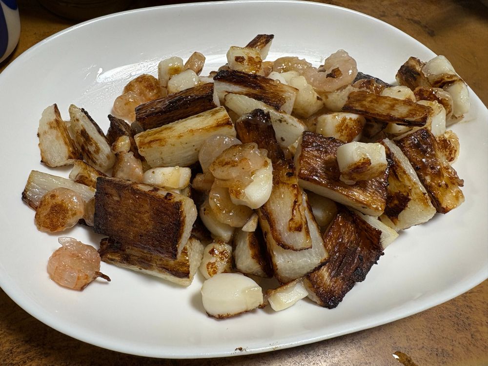 白い楕円形の皿に盛られた、長芋とエビとイカの炒め物