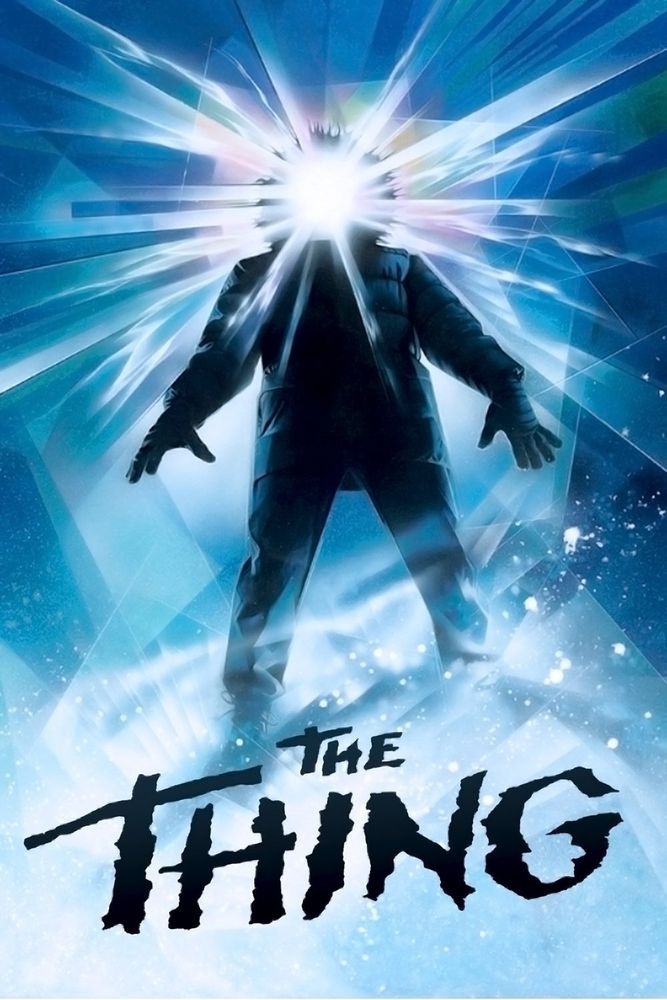 Poster oficial de la película The Thing (1982), con arte de Drew Struzan. Una figura humana, vestida con ropa de invierno, posa al centro en un gesto extraño y rígido, rodeado de un ambiente ártico. En lugar de su rostro una luz blanca emana hacia el exterior, dotando a la escena de una atmósfera inquietante. Debajo suyo, co tipografía de lineas quebradas, el título de la película.