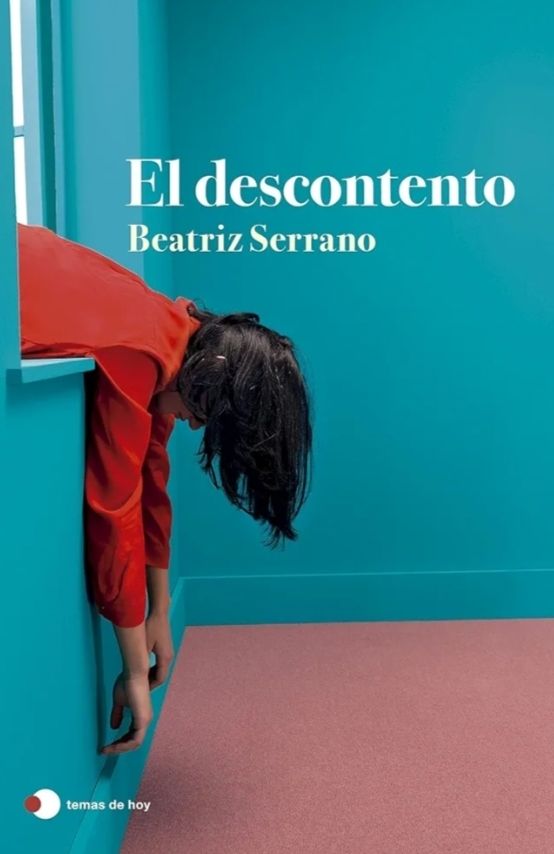 Cubierta de 'El Descontento' de Beatriz Serrano. Hay una ventana que da al interior de un cuarto por la que una chica ha metido medio cuerpo, pero es como si se hubiera quedado ahí, agotada y laxa. Lleva una blusa roja, el pelo corto y negro (le tapa la cara y no se la vemos). El suelo de la casa es rosa y las paredes completamente azules. No hay muebles a la vista, solo la ventana y la chica.