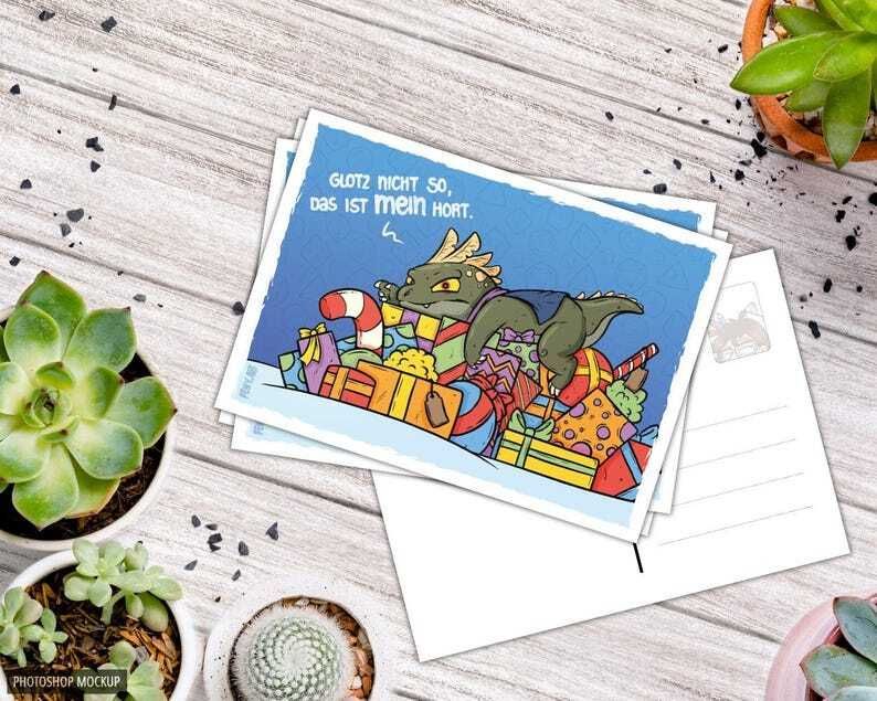 Postkarte mit Kobold auf einem Geschenke Haufen, er sagt: Glotz nicht so, das ist mein Hort.