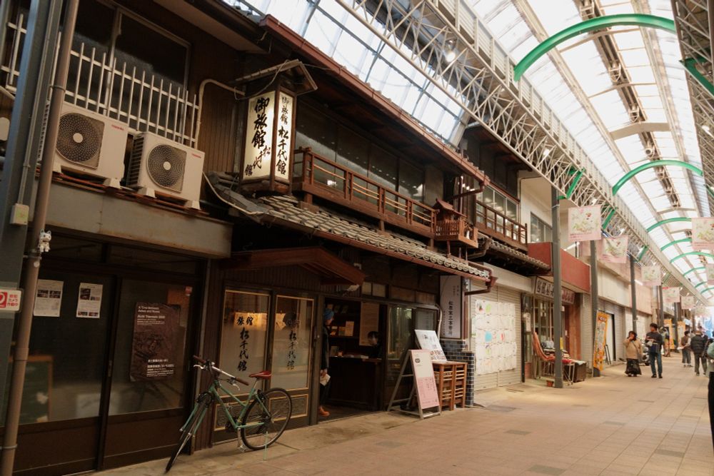 瀬戸市の末広町商店街にある「あいち2025」の会場になった旧旅館の松千代館