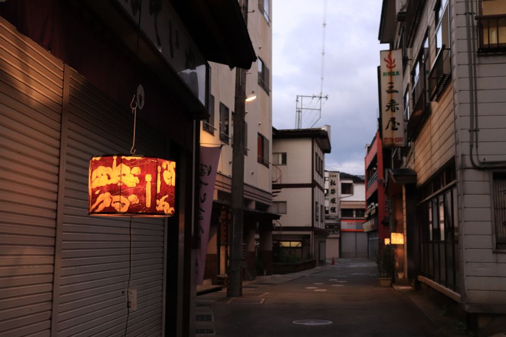 山形県大蔵村　日没の肘折温泉街の道に照らされた灯籠　2020年9月