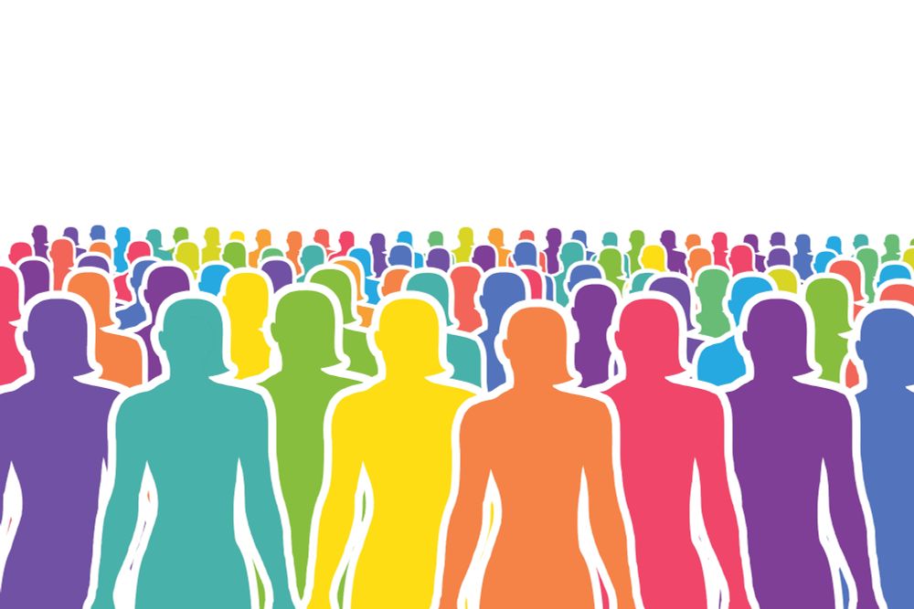 Das Bild zeigt eine große Gruppe von Silhouetten menschlicher Figuren, die in verschiedenen leuchtenden Farben dargestellt sind, darunter Rot, Blau, Grün, Gelb und Lila. Die Figuren stehen dicht beieinander und erstrecken sich bis zum Horizont