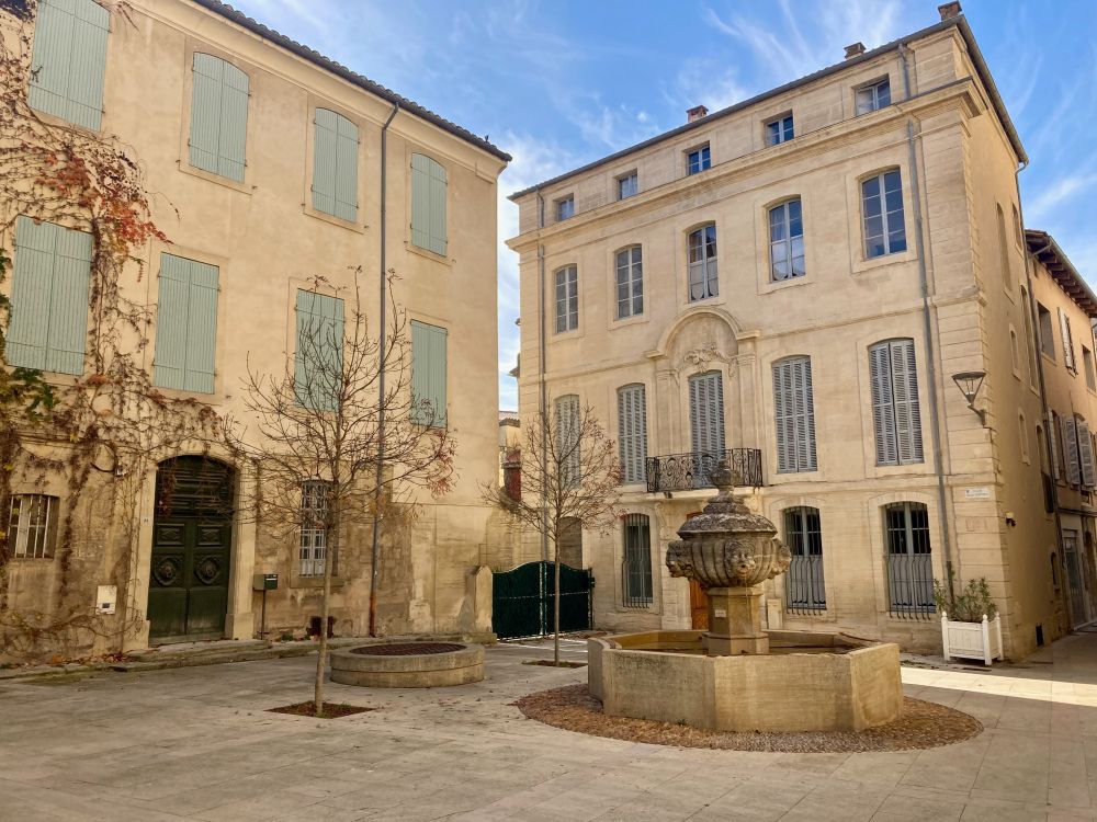 Place à Carpentras, sous le soleil