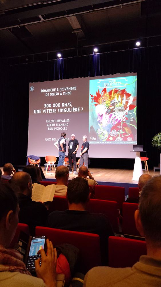 Photo d'une des scènes des Utopiales, pour la conférence: 300000km/s, une vitesse singulière ? Avec Chloé chevalier, Alexis flamand, Eric picholle et modéré par Ugo bellagamba.