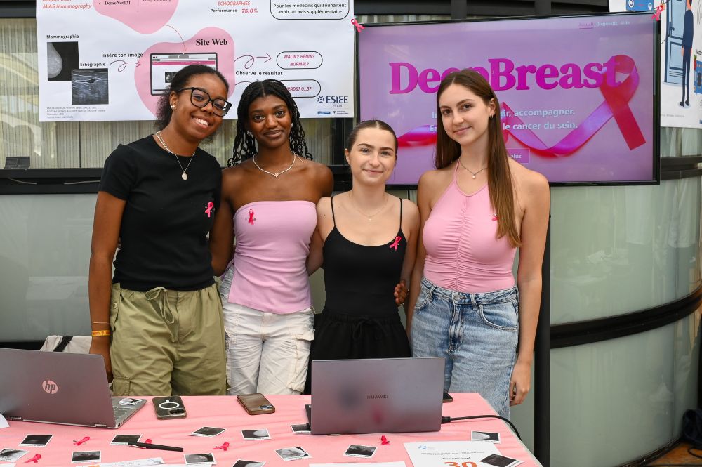 Photo de groupe d'étudiantes ESIEE Paris derrière le stand de leur projet. ©faiseurdimages