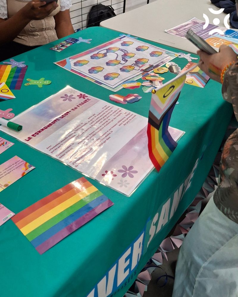 Le stand d'Universanté vu de plus près avec de la documentation autour des LGBTQIA+